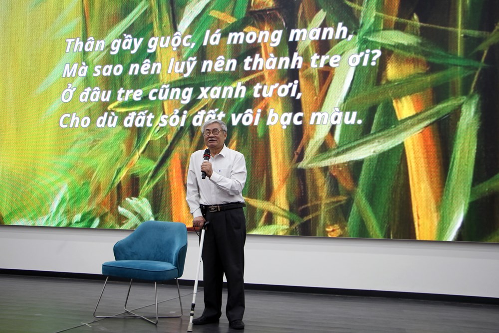 Nhà thơ Nguyễn Duy ngâm bài thơ "Tre Việt Nam" tại buổi giao lưu. Bài thơ nổi tiếng này do chính ông là tác giả